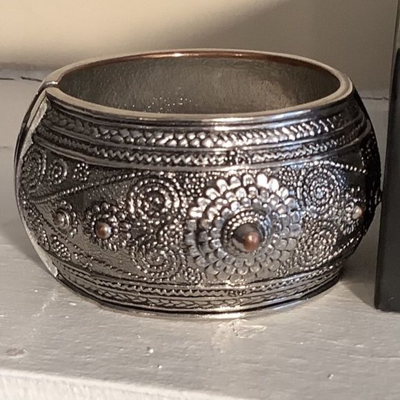 Vintage Large Silver Textured Bangle Brace… - Picture 6 of 8